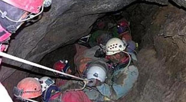 Monte Cucco, estratta la speleologa marchigiana infortunata in grotta: è una 40enne di Camerata Picena
