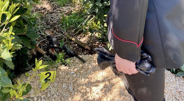 I carabinieri trovano sei fucili abbandonati in un campo, erano stati rubati a Terracina
