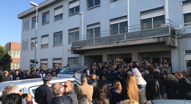 Michele Scarponi, il feretro a Filottrano: veglia di preghiera al PalaGalizia -Guarda