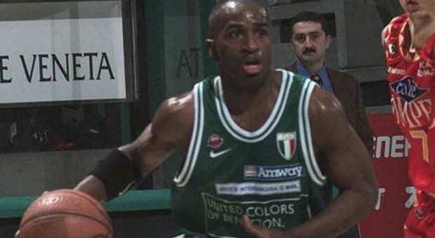 Morto Henry Williams, basket in lutto: aveva 47 anni, eroe della promozione di Napoli in A