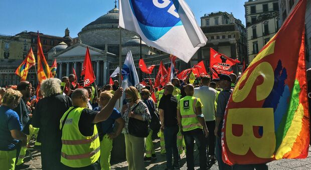 Napoli, i lavoratori della manutenzione stradale di nuovo in piazza: «Basta chiacchiere e promesse»