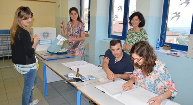 Un seggio a Camerano in provincia di Ancona