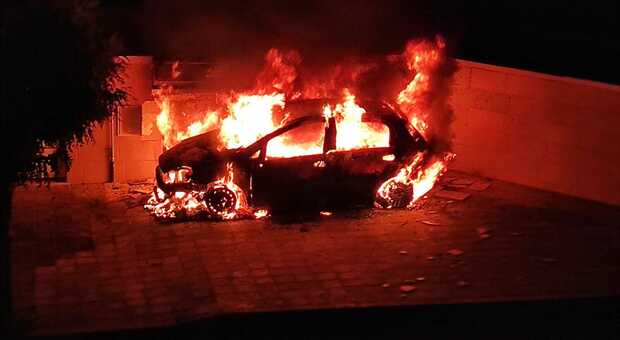Magliano, si avvicina all'auto e la cosparge di benzina: fiamme nel centro del paese