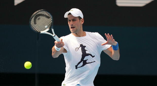 Djokovic, scoppia il caso tamponi: «Discrepanze su test per l'Australia»