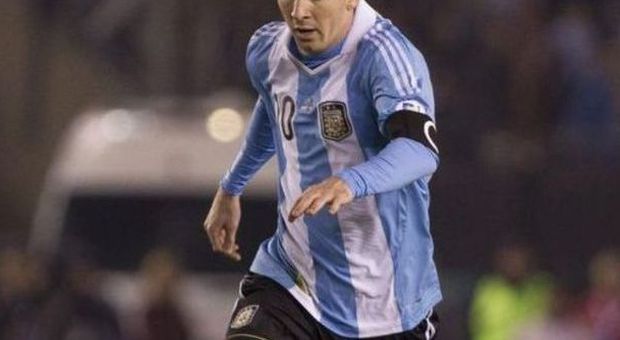 Leo Messi realizza il sogno di un bimbo e palleggia con lui