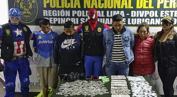 Agenti di polizia travestiti da supereroi Marvel: arrestata banda di narcotrafficanti in Perù