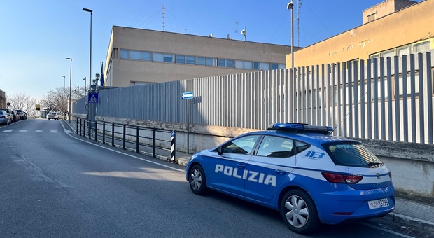 Ancona, droga, degrado e impianti non a norma: blitz della Polizia nel residence, titolari nei guai
