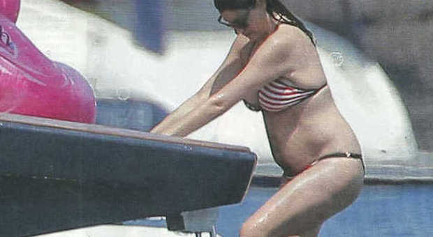 Ilaria D'Amico incinta, pancione in barca nelle vacanze da 'single' senza Buffon