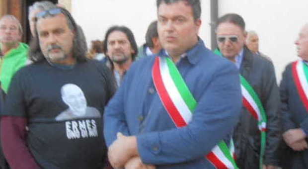 Joe Formaggio con la fascia tricolore ai funerali di Mattielli