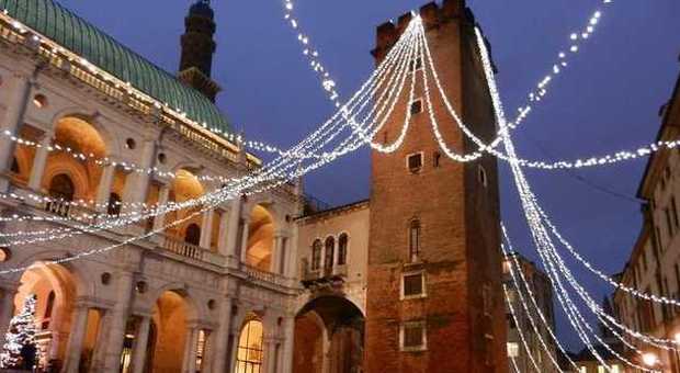 Luminarie, alberi artificiali, mercatini: in città si accende il Natale