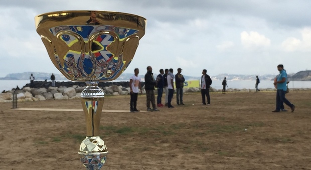 Napoli, cricket in spiaggia per i rifugiati: «L'accoglienza passa dallo sport»