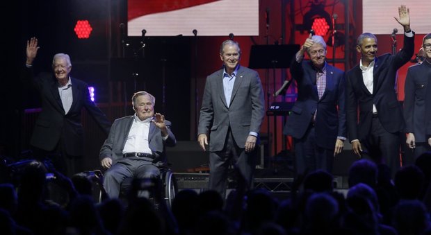 Obama, i due Bush, Clinton e Carter: tutti sullo stesso palco per beneficenza