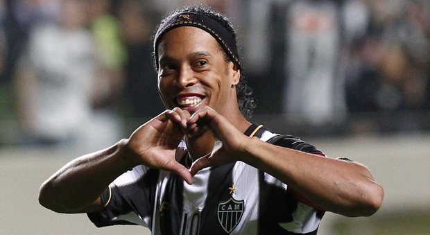 Ronaldinho si ritira e lascia il calcio: la partita d'addio dopo i Mondiali