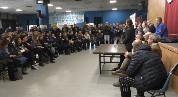 Whirlpool, la disperazione dei lavoratori in fabbrica a Napoli: «Disposti a tutto per salvare il futuro»