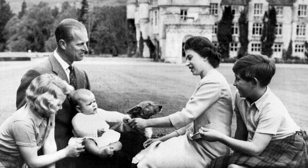 La Regina Elisabetta insieme alla famiglia al Castello di Balmoral