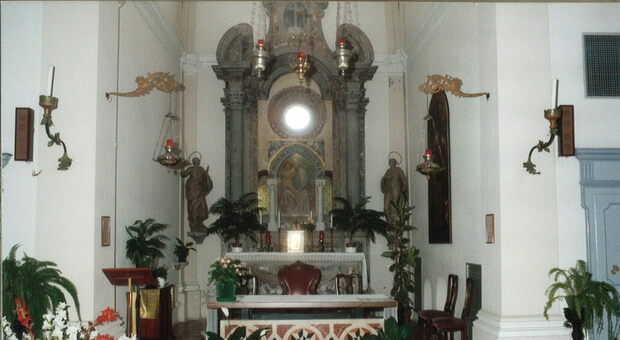 L'interno della chiesa di Santa Maria dei Sabbioni al cimitero di via Oroboni di Rovigo: sarà restaurata e riaperta dopo dieci anni