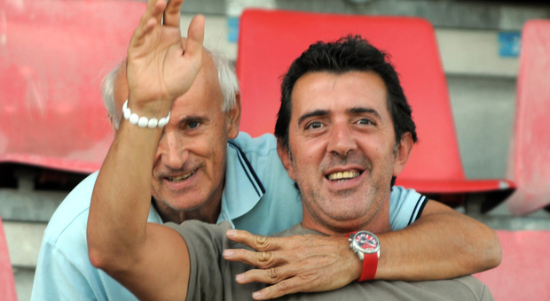 Stefano Turchi, ex Ancona con la Sla (in carrozzella), picchiato durante la partita: il mondo del calcio lo abbraccia