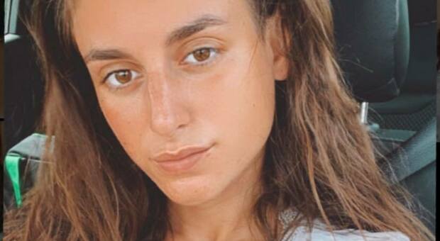 Hostess arrestata in Arabia, le accuse contro Ilaria De Rosa: «Stava per fumare uno spinello»