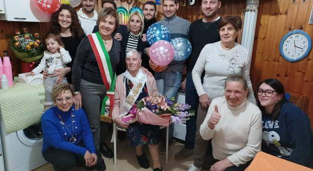 La signora Evelina Latini insieme ai figli, ai nipoti e al vice sindaco di Fiuggi Marina Tuvciarelli