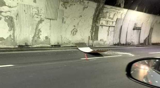 Genova, rimosso rivestimento pericolante di una galleria dell'A26: traffico rallentato