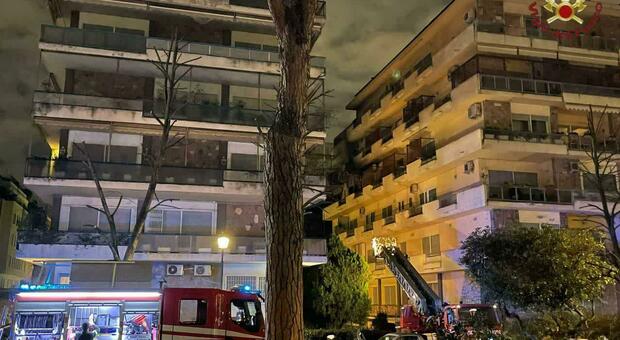 Roma, incendio in un appartamento nella notte: i vigili del fuoco salvano due persone