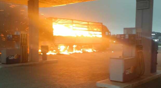 Tir esplode al distributore di benzina: fiamme altissime e paura FOTO