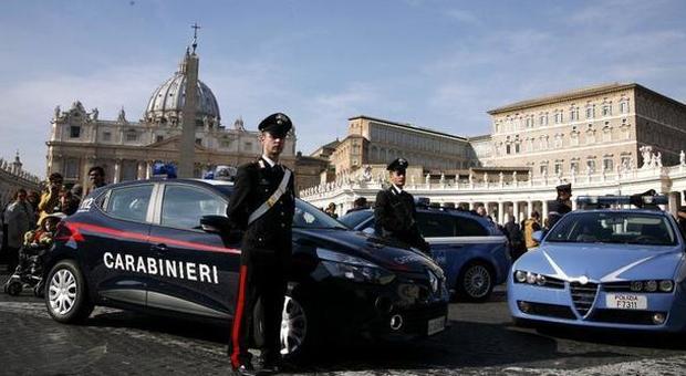 Un presidio delle forze dell'ordine davanti al Vaticano