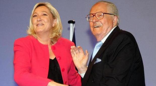 Il cane di Le Pen sbrana la gattina di Marine. Lei va via di casa: "Basta con questi cagnacci"