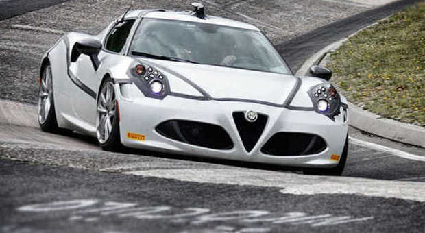 L'Alfa Romeo 4C in una delle mitiche curve del Nurburgring