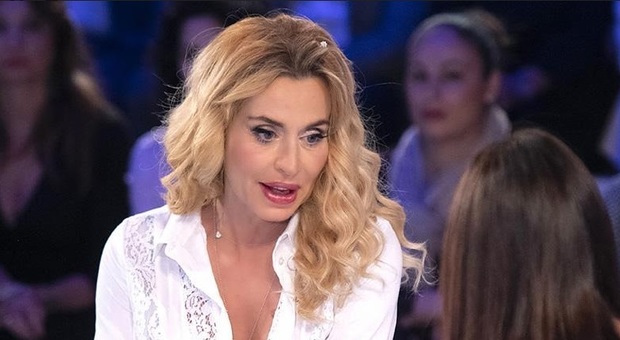 Valeria Marini parla a Verissimo della sua depressione: «Ero disperata, mia madre mi ha allontanata»