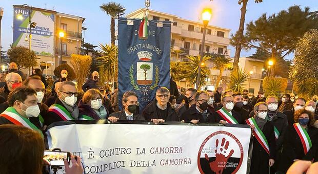 Le fasce tricolore in piazza San Maurizio a Frattaminore per dire 'basta' alla camorra