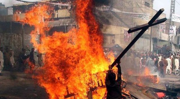 Pakistan, coppia cristiani bruciata viva da folla musulmani: «Blasfemia»