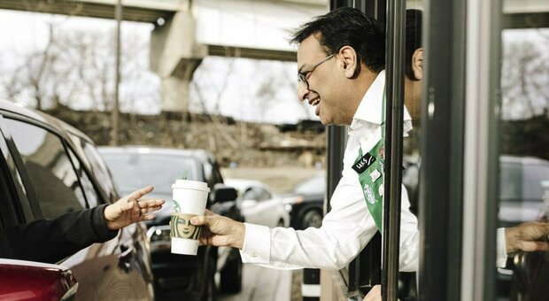 Laxman Narasimhan, il nuovo manager di Starbucks serve i clienti al bar col grembiule: «Sconvolgente, ma continuerò a farlo»