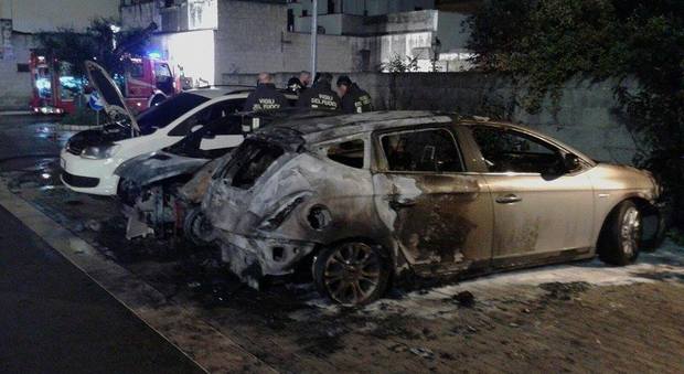 Inferno di fuoco a Monteroni: distrutte sette vetture, nel mirino il titolare di un autonoleggio