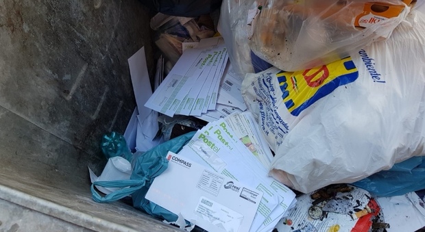 Napoli, centinaia di lettere tra i rifiuti: Poste Italiane apre un'inchiesta interna
