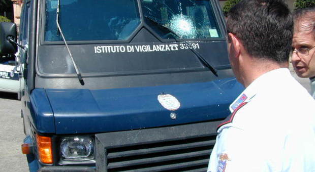 I banditi assaltano il furgone blindato, minacciano le guardie giurate ma perdono un proiettile