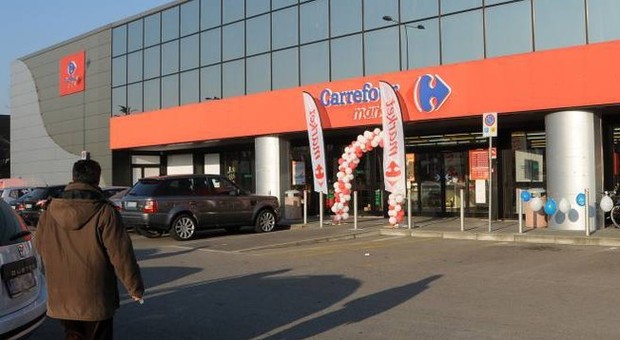 Carrefour, il supermercato chiude: 52 dipendenti licenziati con un messaggio su Whatsapp. L'azienda: «Gestione esterna, noi estranei»