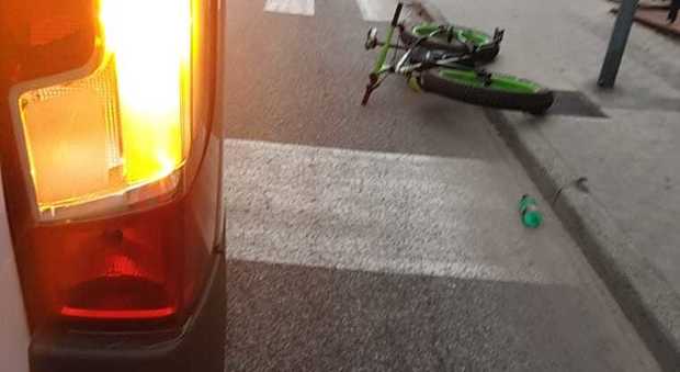 La bici dopo lo scontro all'incrocio di via Torresi