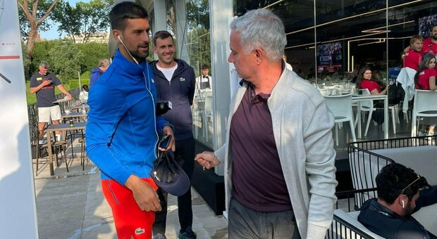 Mourinho agli Internazionali di Roma: incontra Djokovic, poi vede il match con Etcheverry. Con lui anche Bove
