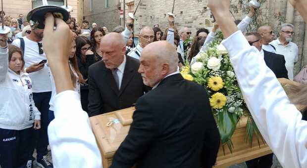 Fioretti alzati per l'addio al preside Ferracuti: «Fermo perde un uomo colto e gentile»