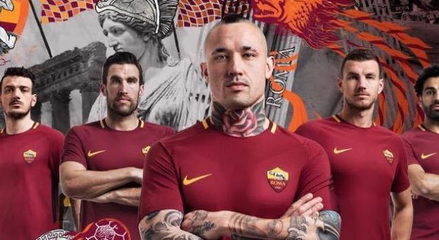 Roma in campo con la maglia 2017/18 Sarà l'ultima indossata da Totti