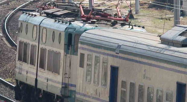 Monza, tenta di salire sul treno in corsa dal finestrino: 35enne cade e perde entrambe le gambe