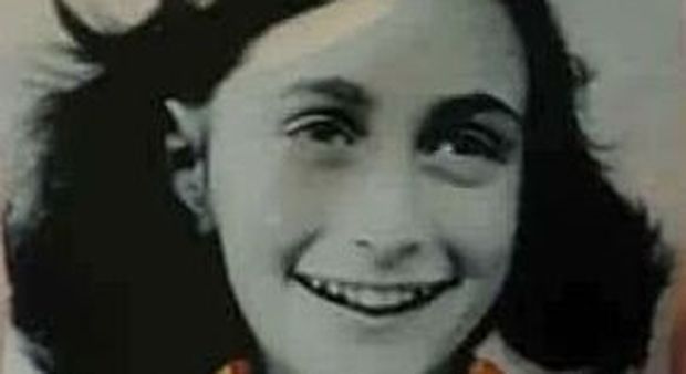Roma, adesivi di Anna Frank all'Olimpico: gli ultrà della Lazio interrogati in Procura