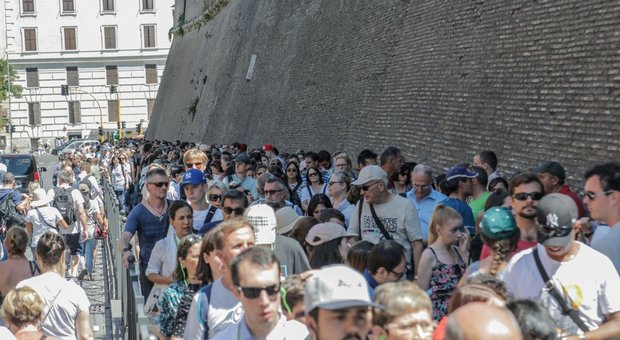Musei Vaticani, 10mila biglietti acquistati con le carte clonate dei turisti: chiusa agenzia