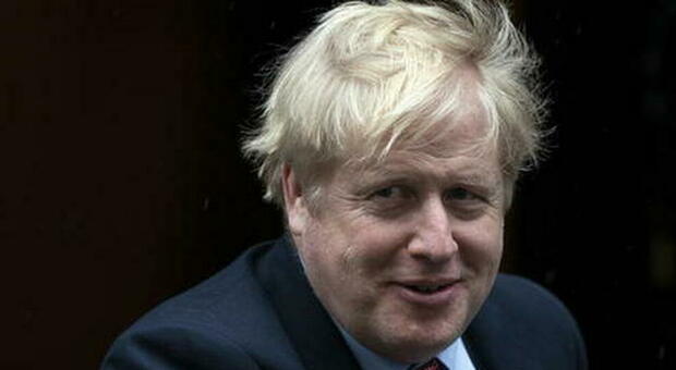 Gran Bretagna, Boris Johnson annuncia l'uscita dal lockdown: «Lunedì anche io andrò al pub»