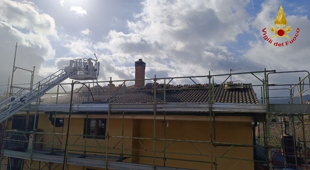 Monteforte Irpino: tetto in fiamme, evacuato intero stabile: tre ore di paura