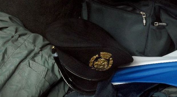 Uno dei berretti lasciati in auto dalla guardia giurata suicida (Photo Journalist)