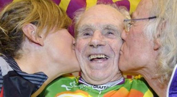 Robert Marchand, recordman di 102 anni, corre 27km in bicicletta in un'ora (Ap)
