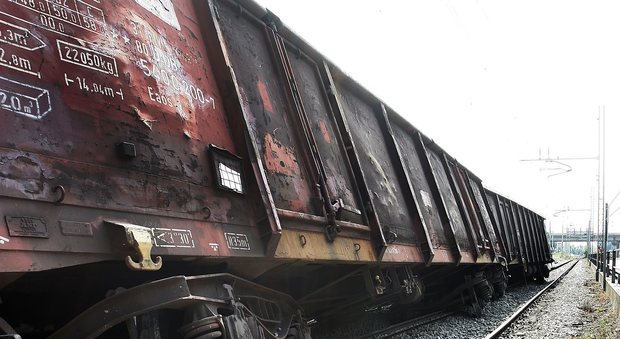 Bimbo salito su treno merci e sparito i genitori: «Nessun abbandono»