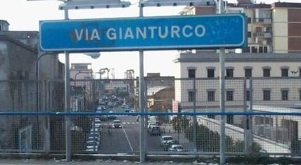 Napoli, armato di coltello tenta di rapinare un automobilista a Gianturco: preso dalla polizia